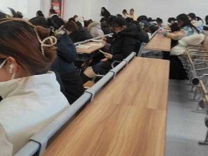 大学生上课竟使用跳 D，是道德的缺失还是另有隐情？